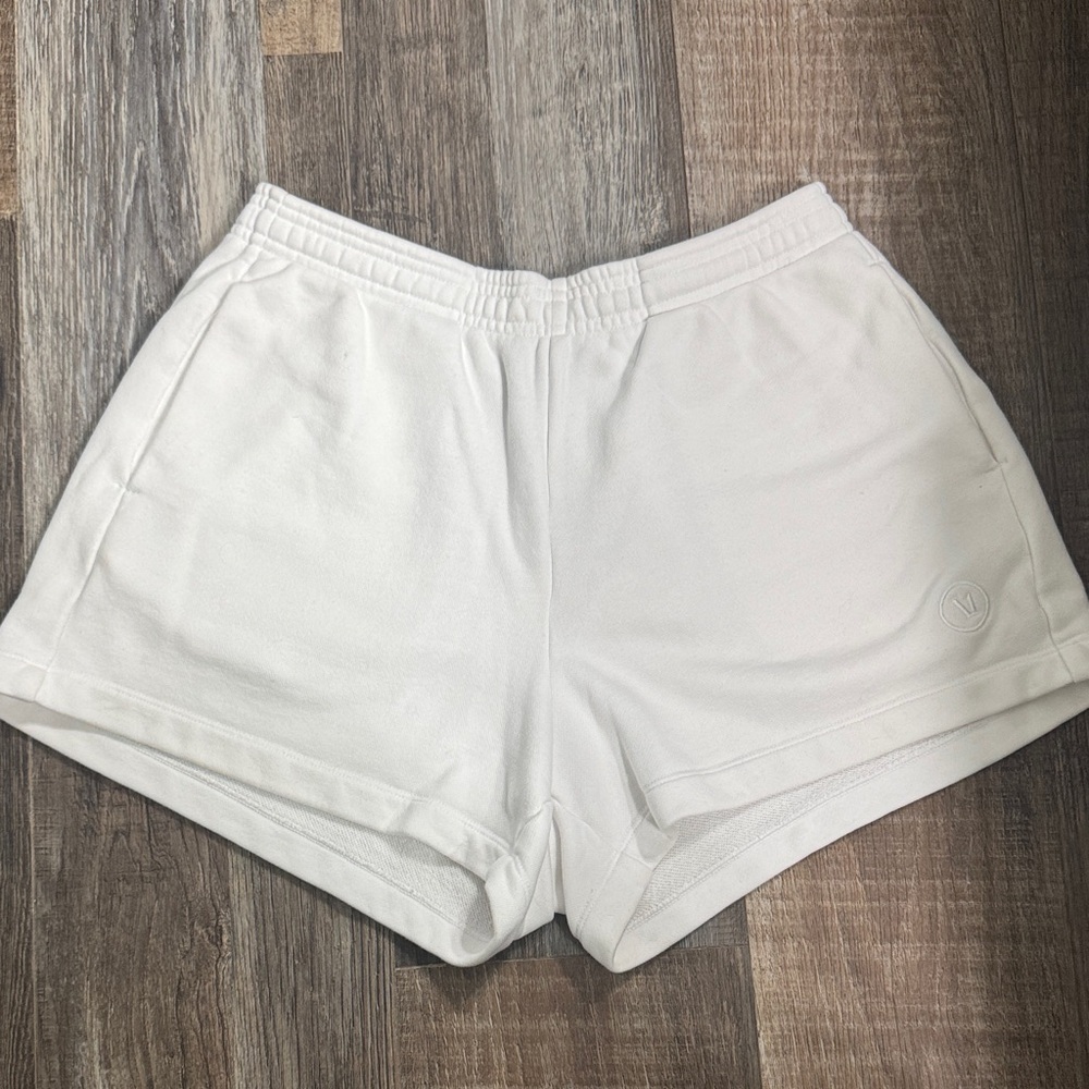 Vuori White Sedona Sport Shorts, size Small, NEVER WORN